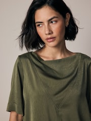 Verde cáqui - Blusa de cetim amassado com manga curta e gola alta - Imagem 3 de 6