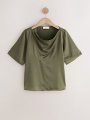 Verde cáqui - Blusa de cetim amassado com manga curta e gola alta - Imagem 4 de 6