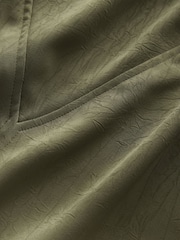 Verde cáqui - Blusa de cetim amassado com manga curta e gola alta - Imagem 6 de 6