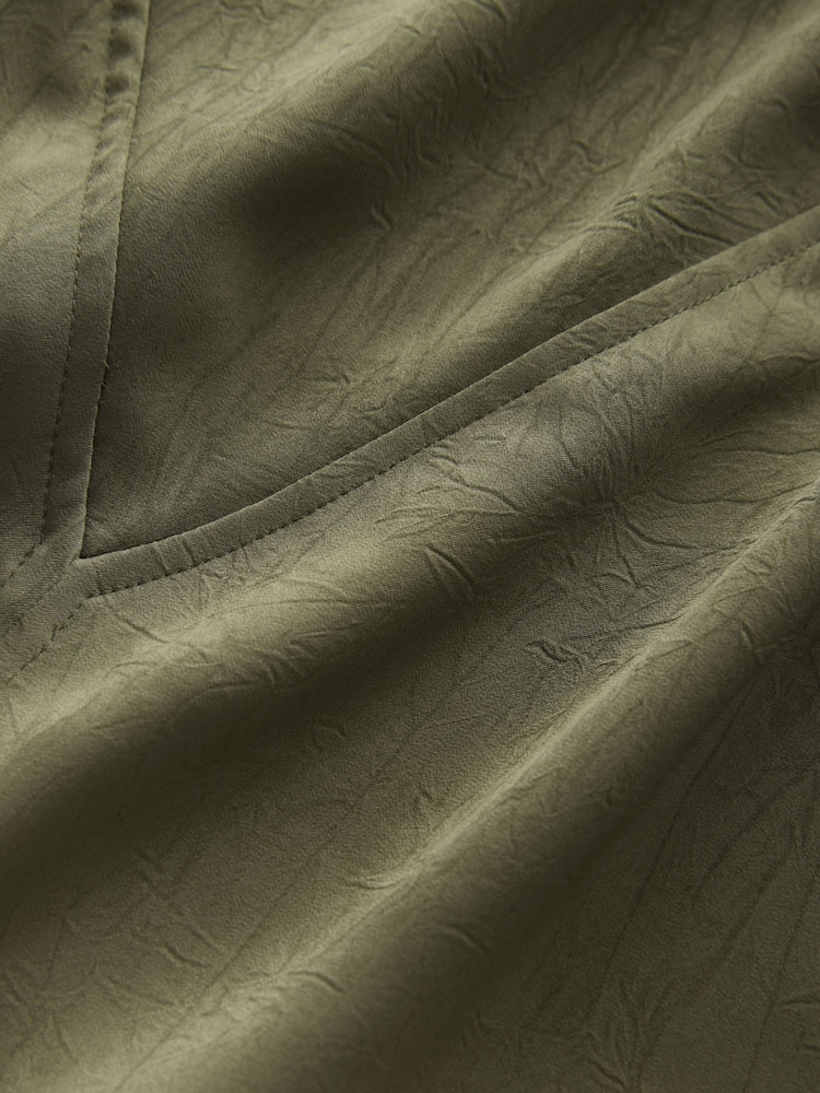 Verde cáqui - Blusa de cetim amassado com manga curta e gola alta - Imagem 6 de 6