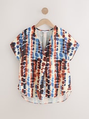 Estampa Tie Dye azul/laranja - Blusa de manga curta com decote em V com ajuste descontraído - Imagem 1 de 3