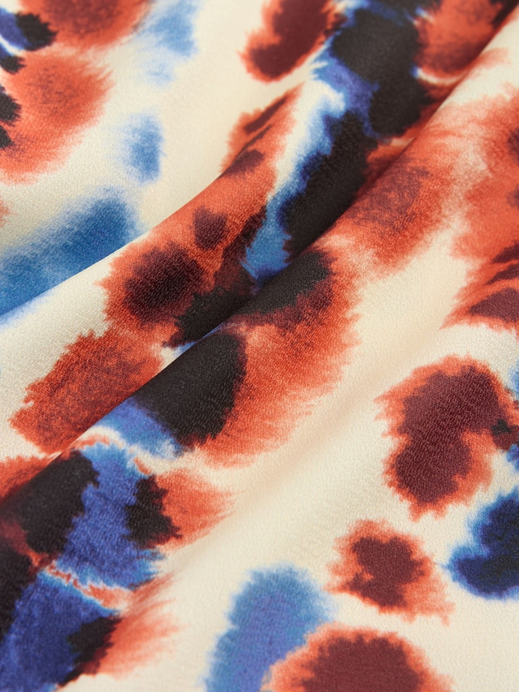 Estampa Tie Dye azul/laranja - Blusa de manga curta com decote em V com ajuste descontraído - Imagem 2 de 3