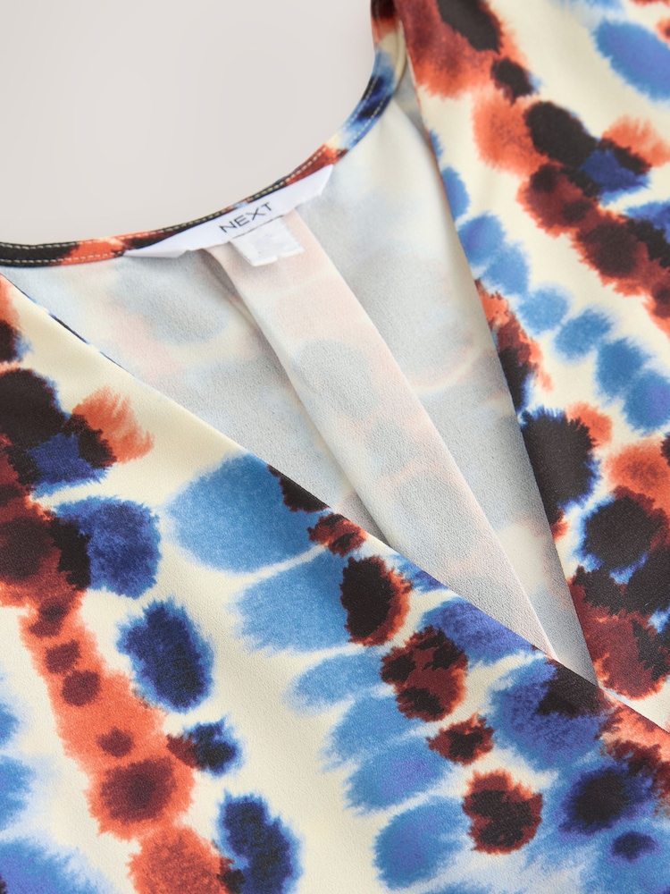 Estampa Tie Dye azul/laranja - Blusa de manga curta com decote em V com ajuste descontraído - Imagem 3 de 3
