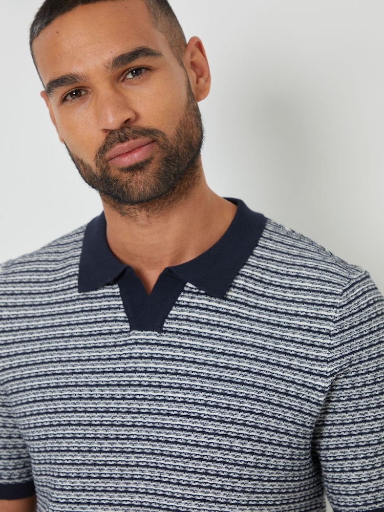 Blau - Threadbare Textured Stripe Knit Trophy Neck Polo Shirt - Bild 4 von 4 Blau - Threadbare Textured Stripe Knit Trophy Neck Polo Shirt - Bild 4 von 4