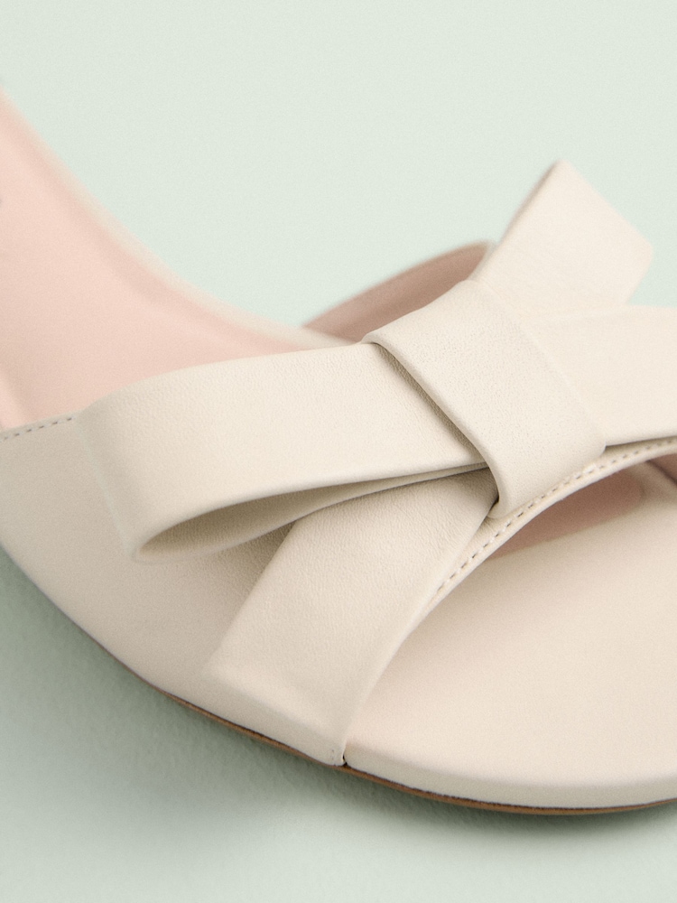 Leder, Knochenweiß - Tabitha Simmons x Next Mae Open Toe Bow Mule Sandals - Bild 5 von 5 Leder, Knochenweiß - Tabitha Simmons x Next Mae Open Toe Bow Mule Sandals - Bild 5 von 5