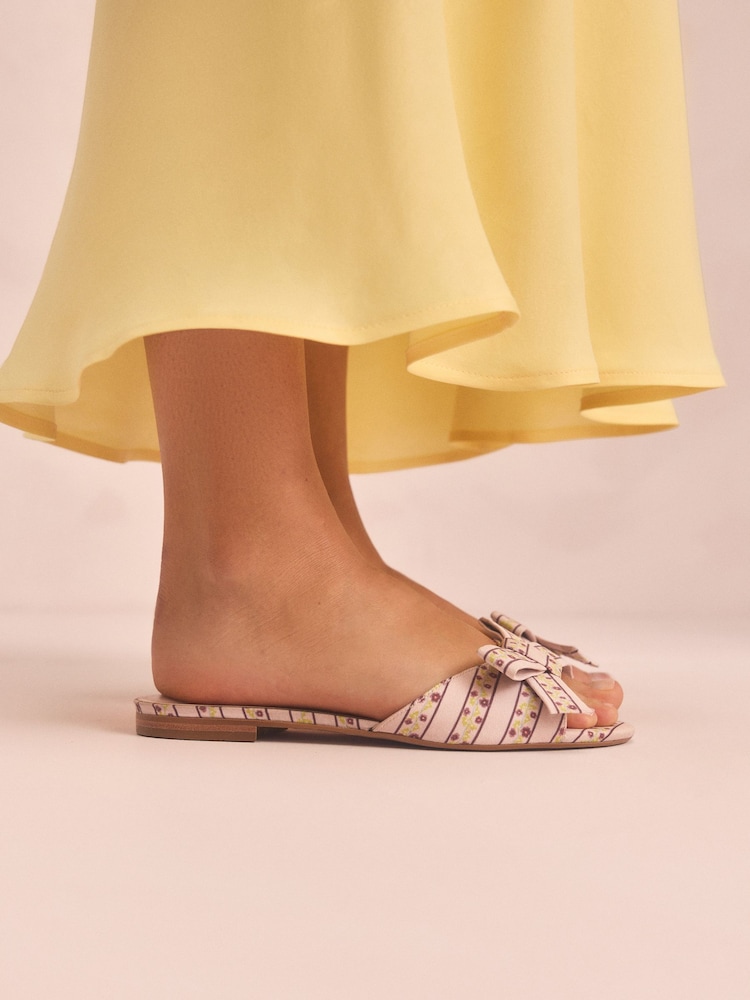 Rosa geblümt - Tabitha Simmons x Next Mae Open Toe Bow Mule Sandals - Bild 2 von 8 Rosa geblümt - Tabitha Simmons x Next Mae Open Toe Bow Mule Sandals - Bild 2 von 8