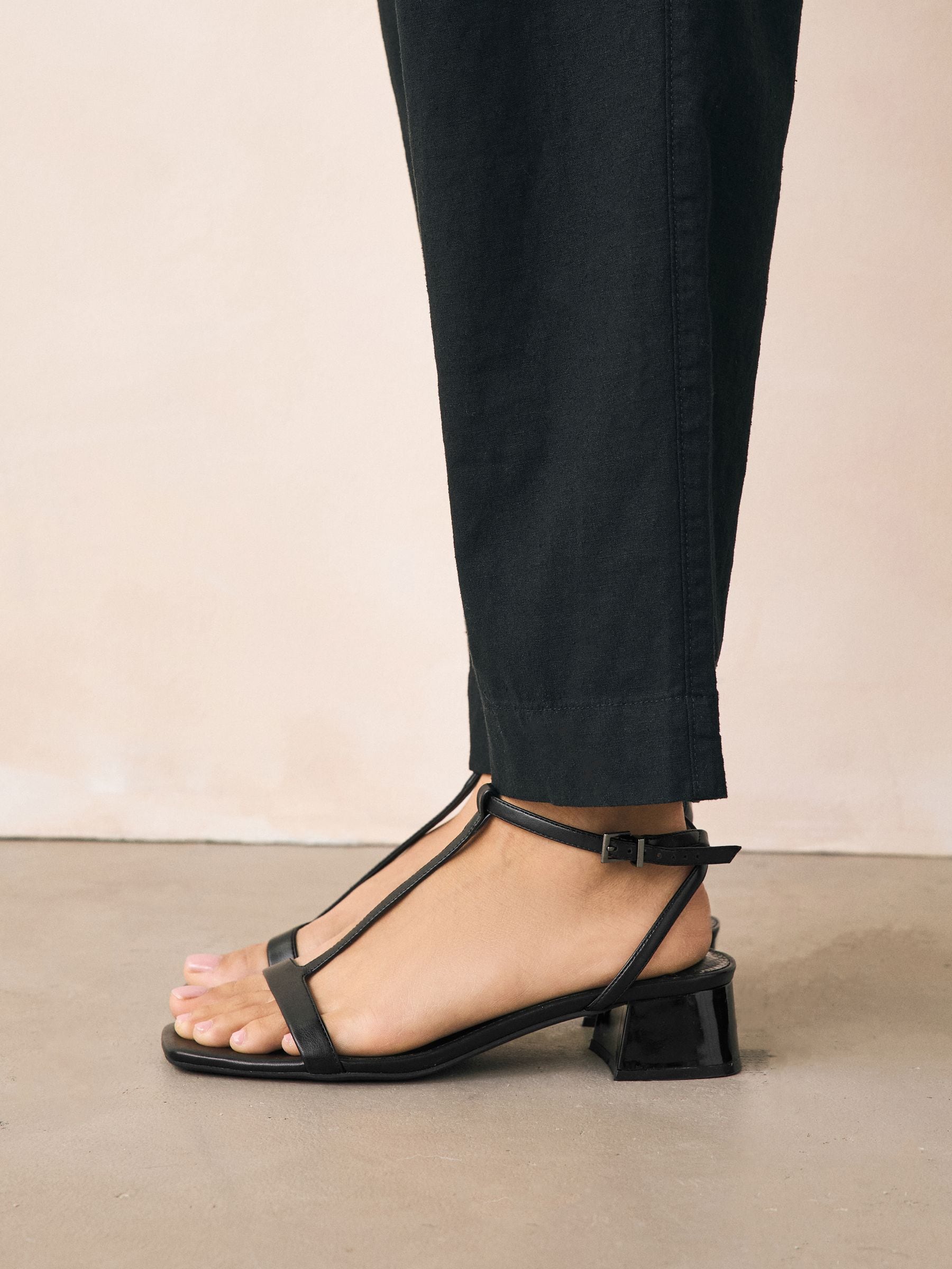 新品FOREVER YOUNG ブラックリード Buy Black Standard/Wide Fit Forever Comfort® Low Block Strappy