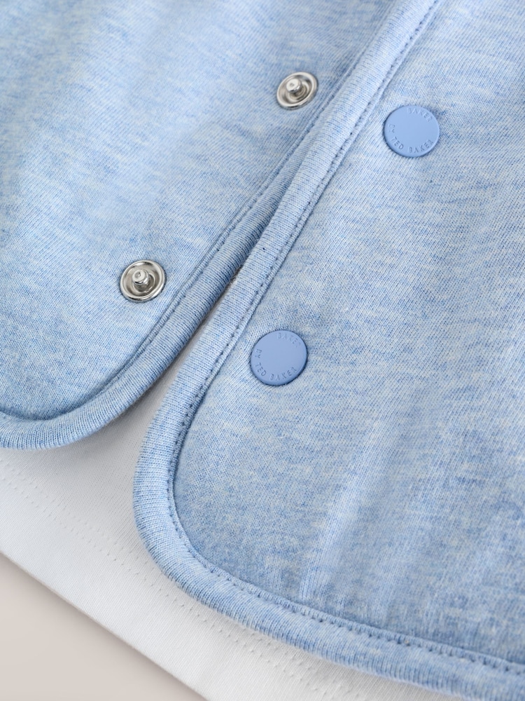 أزرق - طقم 3 قطع من سترة مبطّنة وتيشِرت وبنطلون من Baker by Ted Baker - Image 20 of 20 أزرق - طقم 3 قطع من سترة مبطّنة وتيشِرت وبنطلون من Baker by Ted Baker - Image 20 of 20