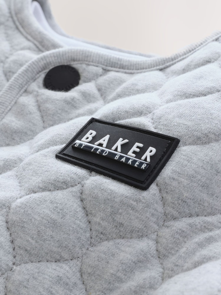 Ensemble 3 pièces Baker by Ted Baker Veste matelassée grise, T-shirt et Survêtement - Image 8 de 8 Ensemble 3 pièces Baker by Ted Baker Veste matelassée grise, T-shirt et Survêtement - Image 8 de 8