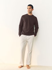 Schokoladenbraun - Leichtes Sweatshirt mit Rundhalsausschnitt​​​​​​​ - Bild 4 von 11