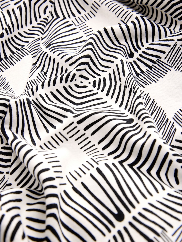Weiß und Schwarz - Sommerliches T-Shirt-Kleid mit Knotendesign - Bild 7 von 7 Weiß und Schwarz - Sommerliches T-Shirt-Kleid mit Knotendesign - Bild 7 von 7