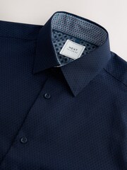 Azul marino - Corte estándar - Camisa con diseño texturizado y ribeteado de fácil cuidado - Imagen 3 de 3