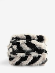 Zig Faux Fur Throw - صورة 1 من 1