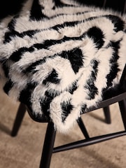 Black/White Zig Faux Fur Throw - Image 2 of 4