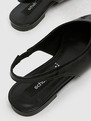 שחור - Schuh נעליים בעיטור תחרה עם חרטום מחודד ורצועה אחורית - תמונה 3 מתוך 4