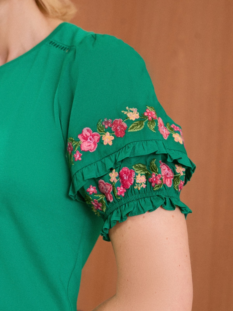 Camiseta de punto bordada con mangas cortas abullonadas de Love & Roses - Imagen 2 de 4