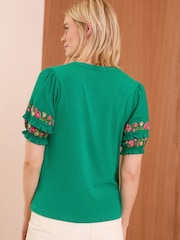 Camiseta de punto bordada con mangas cortas abullonadas de Love & Roses - Imagen 4 de 4