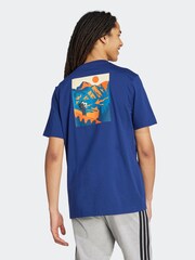 modra - adidas majica s kratkimi rokavi in grafiko Doodle Hunt Hike - Slika 2 iz 6