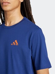 modra - adidas majica s kratkimi rokavi in grafiko Doodle Hunt Hike - Slika 5 iz 6