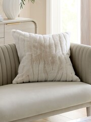 Tiger Cut Faux Fur Cushion - صورة 1 من 5