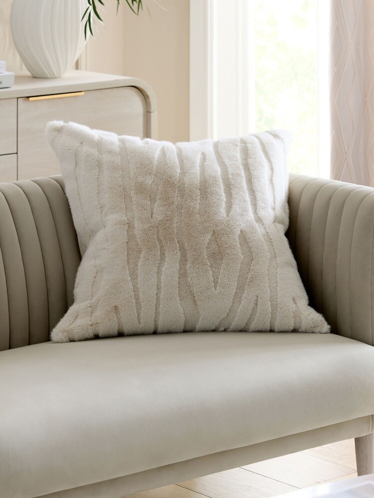 Tiger Cut Faux Fur Cushion - صورة 1 من 5