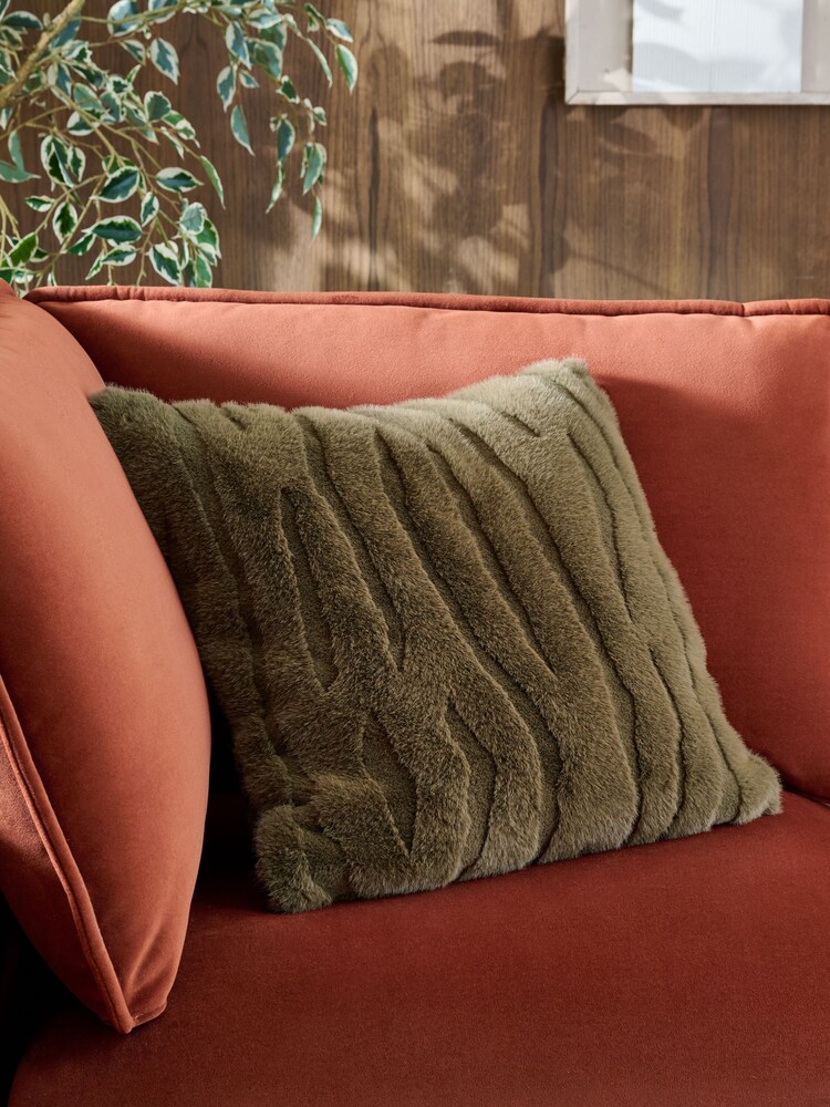 Tiger Cut Faux Fur Cushion - صورة 5 من 5