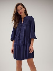 Azul marinho - Vestido curto com amarração frontal bordada e camadas - Imagem 1 de 7
