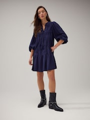 Azul marinho - Vestido curto com amarração frontal bordada e camadas - Imagem 2 de 7