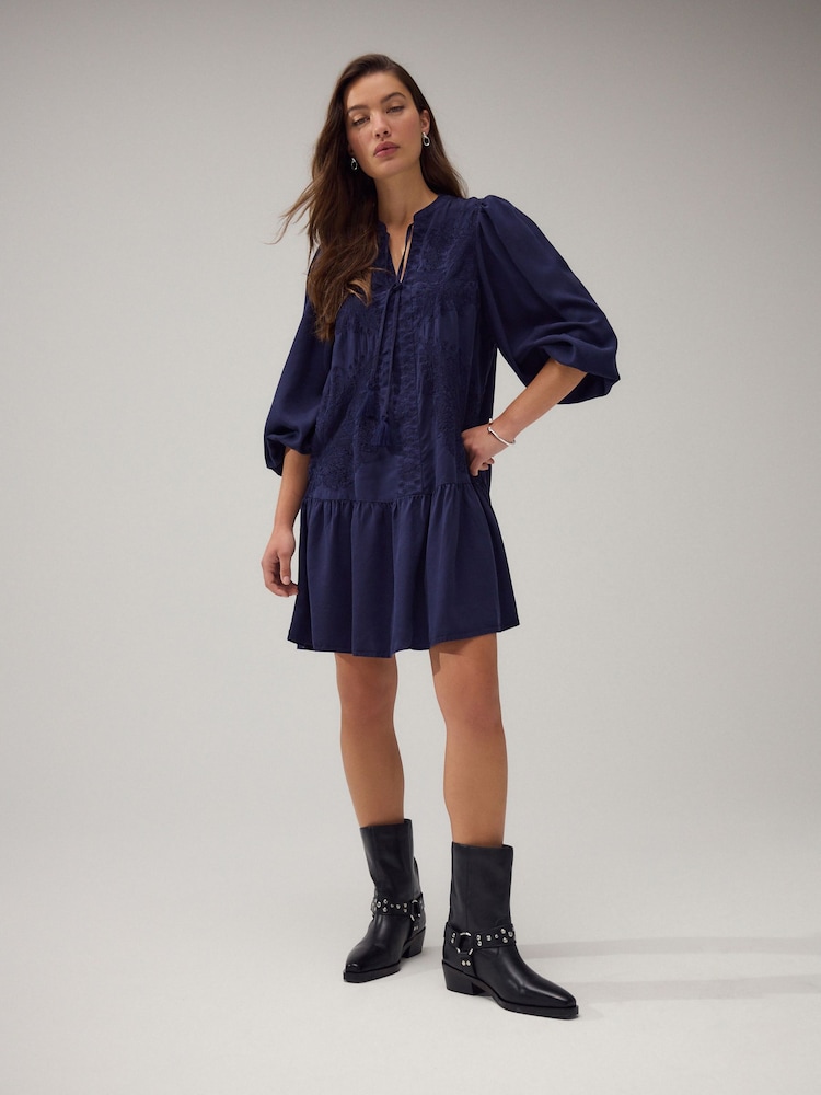 Azul marinho - Vestido curto com amarração frontal bordada e camadas - Imagem 2 de 7