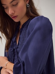 Azul marinho - Vestido curto com amarração frontal bordada e camadas - Imagem 3 de 7