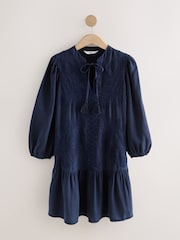 Azul marinho - Vestido curto com amarração frontal bordada e camadas - Imagem 5 de 7