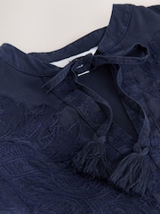 Azul marinho - Vestido curto com amarração frontal bordada e camadas - Imagem 6 de 7