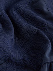Azul marinho - Vestido curto com amarração frontal bordada e camadas - Imagem 7 de 7