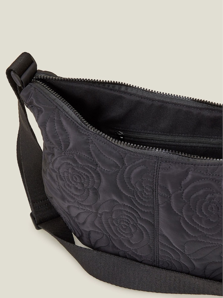 črna - Accessorize velika rožast vzorec quilted sling torba - Slika 4 iz 4