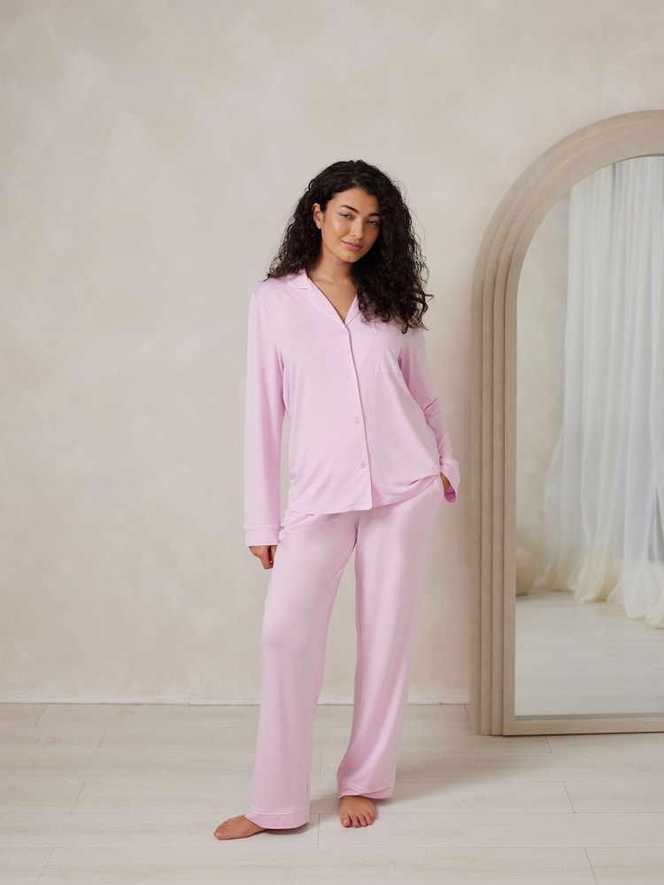Pink - Chelsea Peers TENCEL™ Modal Long Button Up Pyjamas Set - Bild 1 von 5 Pink - Chelsea Peers TENCEL™ Modal Long Button Up Pyjamas Set - Bild 1 von 5