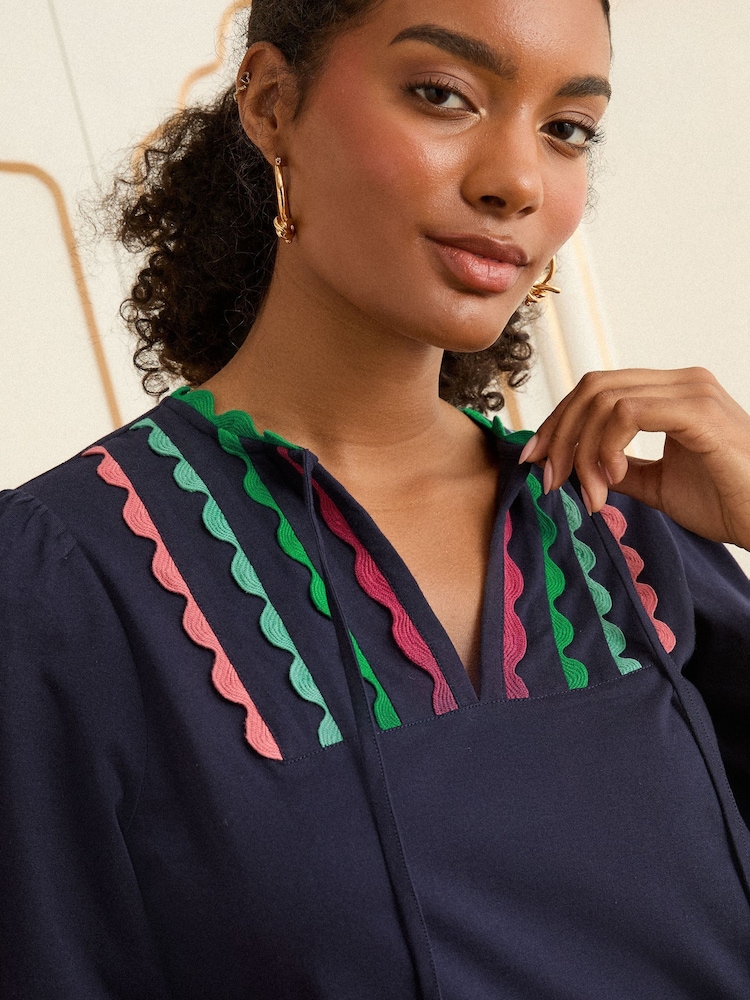 Navy Rainbow Ric Rac - Camiseta de malha com mangas Love & Roses 3/4 - Imagem 2 de 4