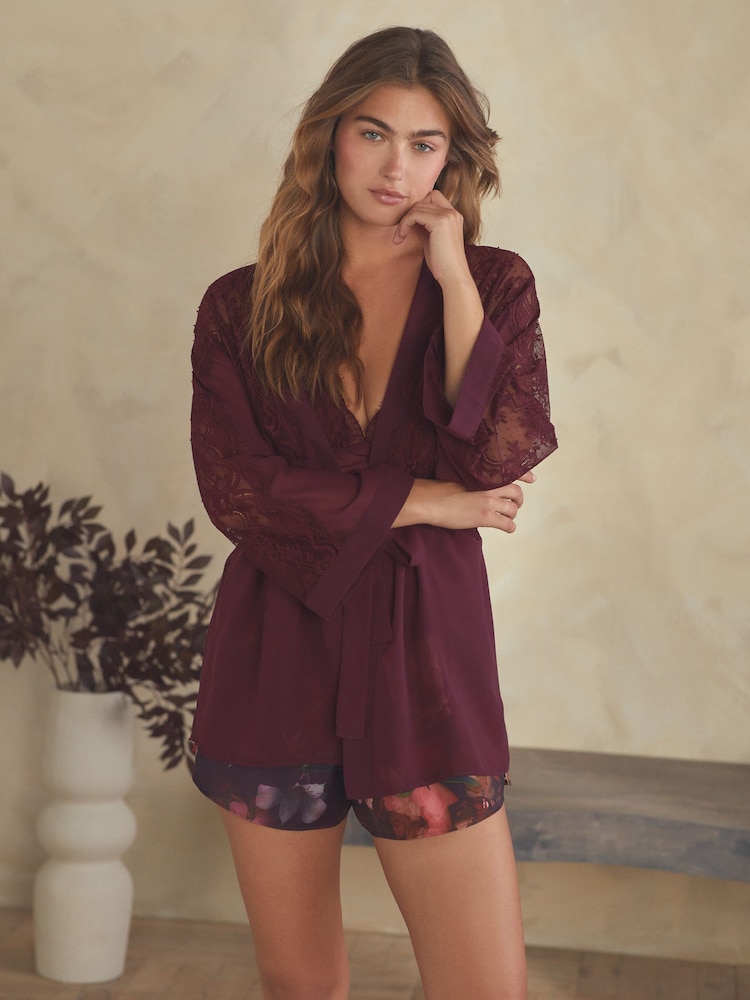 أرجواني داكن ـ روب شيفون دانتيل من B by Ted Baker - صورة 1 من 9 أرجواني داكن ـ روب شيفون دانتيل من B by Ted Baker - صورة 1 من 9