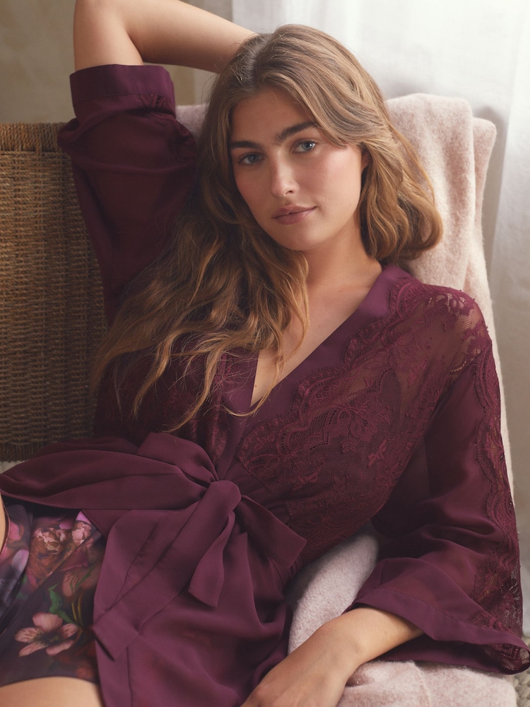 أرجواني داكن ـ روب شيفون دانتيل من B by Ted Baker - صورة 2 من 9 أرجواني داكن ـ روب شيفون دانتيل من B by Ted Baker - صورة 2 من 9