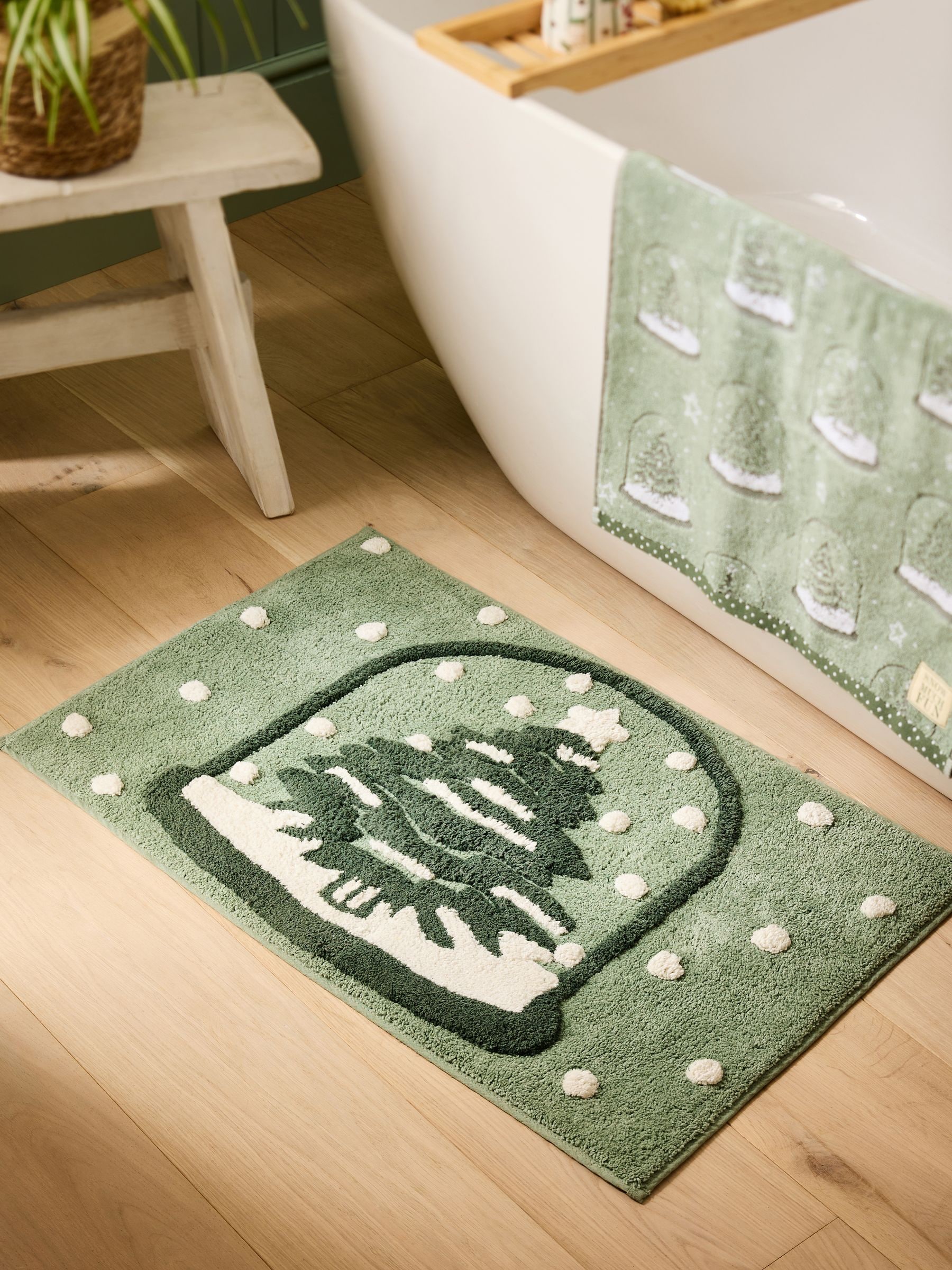 ChristmasSnowglobe100%CottonBathMat