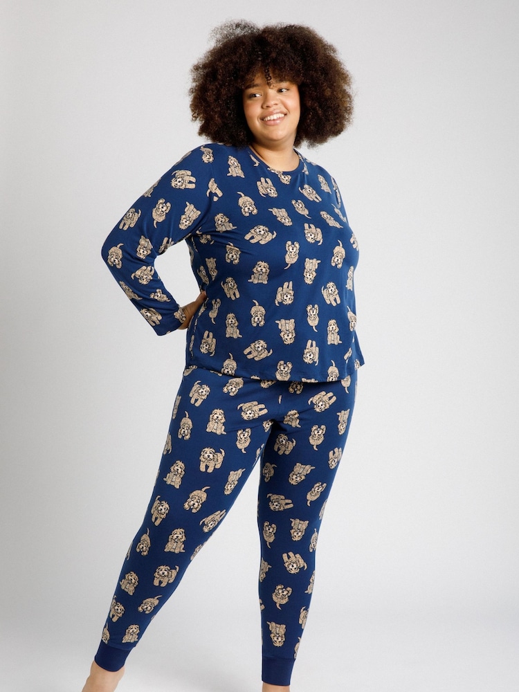 Pijama largo de cuello redondo estampado Cockapoo de Chelsea Peers - Imagen 1 de 5