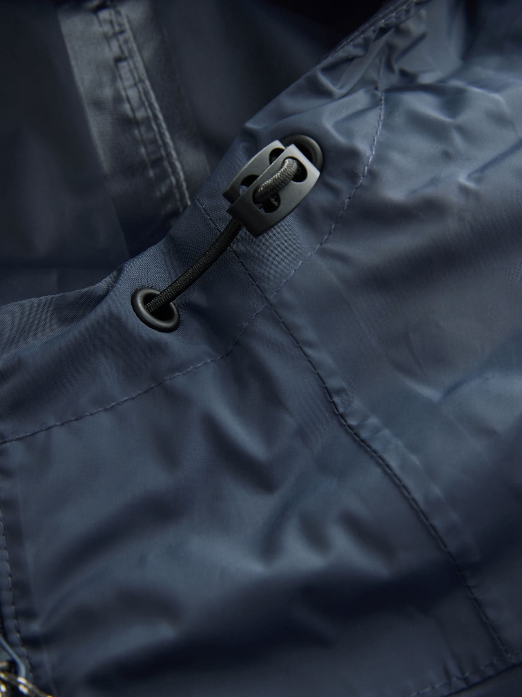 Next：日本 ネイビー ブルー - DryTech 軽量防水パッカブルジャケット
