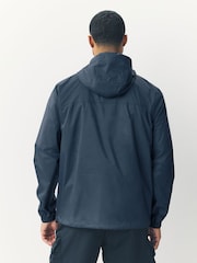 Azul marino - Chaqueta ligera con diseño plegable e impermeable con capucha - Imagen 3 de 11