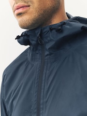 Azul marino - Chaqueta ligera con diseño plegable e impermeable con capucha - Imagen 4 de 11