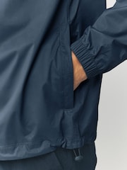 Azul marino - Chaqueta ligera con diseño plegable e impermeable con capucha - Imagen 5 de 11