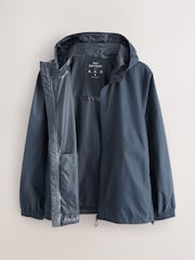 Azul marino - Chaqueta ligera con diseño plegable e impermeable con capucha - Imagen 7 de 11
