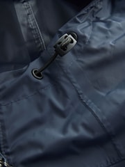 Azul marino - Chaqueta ligera con diseño plegable e impermeable con capucha - Imagen 9 de 11