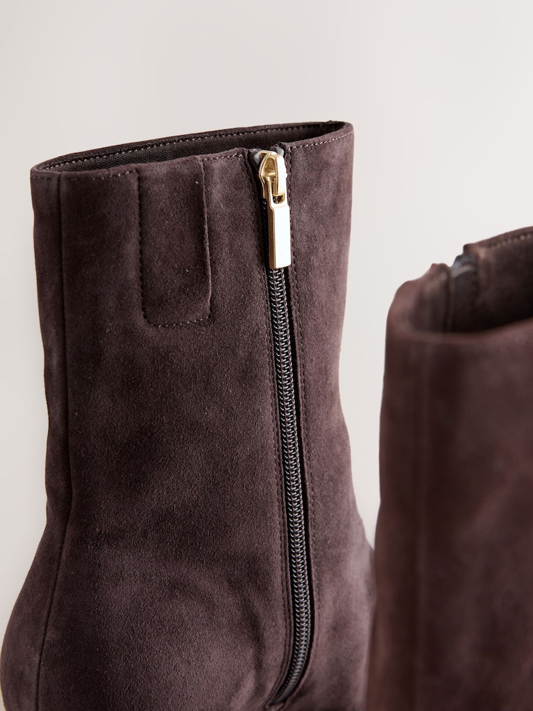Marrón chocolate de ante - Forever Comfort® Chisel Toe Heeled Ankle Boots - Imagen 5 de 5 Marrón chocolate de ante - Forever Comfort® Chisel Toe Heeled Ankle Boots - Imagen 5 de 5