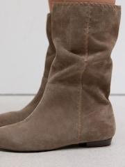 Ante marrón visón - Forever Comfort® Whipstitch Pull-On Midi Boots - Imagen 4 de 10