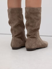 Ante marrón visón - Forever Comfort® Whipstitch Pull-On Midi Boots - Imagen 5 de 10
