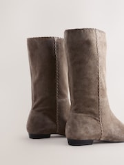 Ante marrón visón - Forever Comfort® Whipstitch Pull-On Midi Boots - Imagen 8 de 10